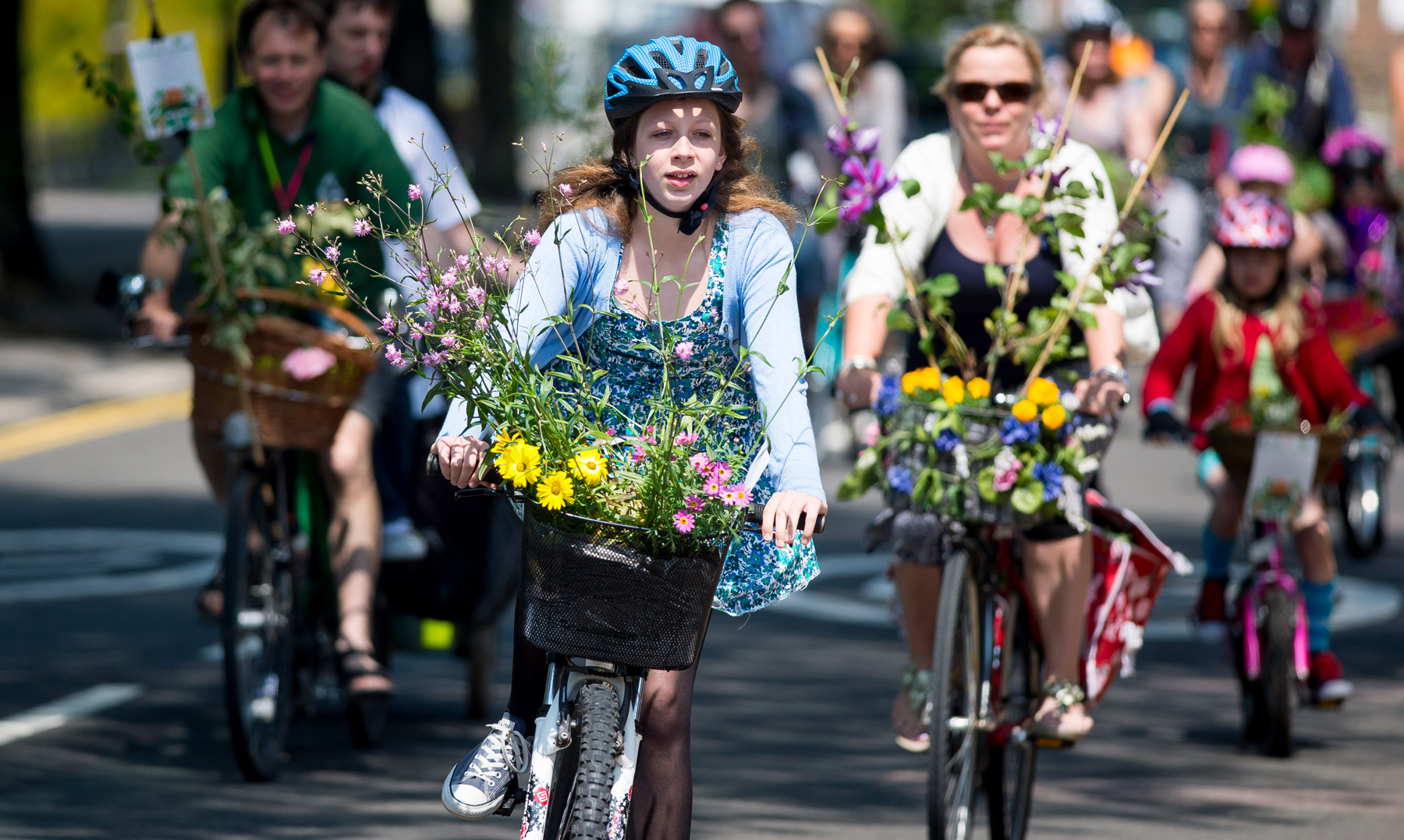 People cycling in the sunshine